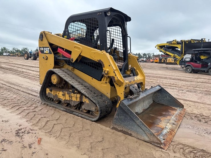 2018-caterpillar-239d-image-4