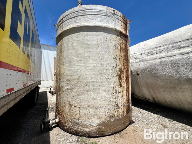 7,000-gallon-(approx.)-fiberglass-liquid-feed-storage-tank-image-1