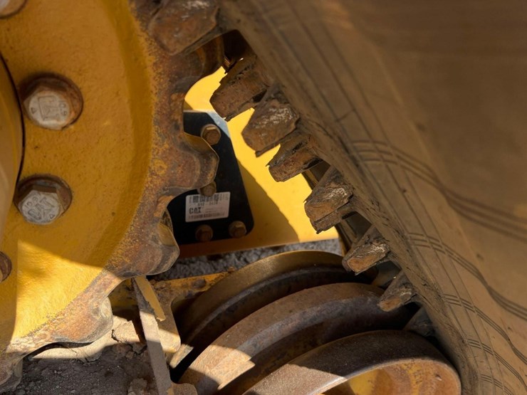 2023-caterpillar-279d3-image-10