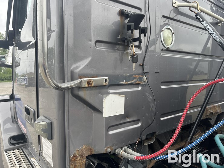 2014-volvo-vnl42t300-image-18