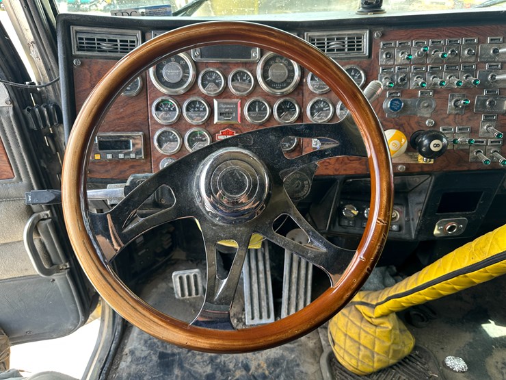 1998-peterbilt-379-image-71