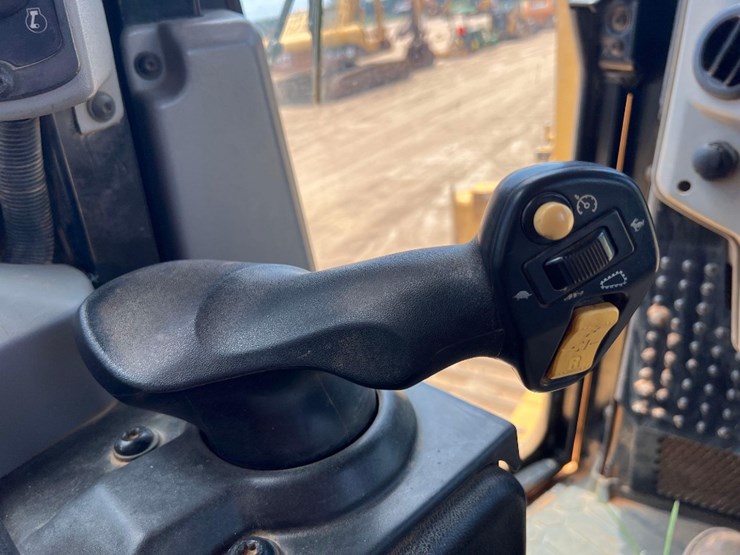 2015-caterpillar-d6t-lgp-image-33