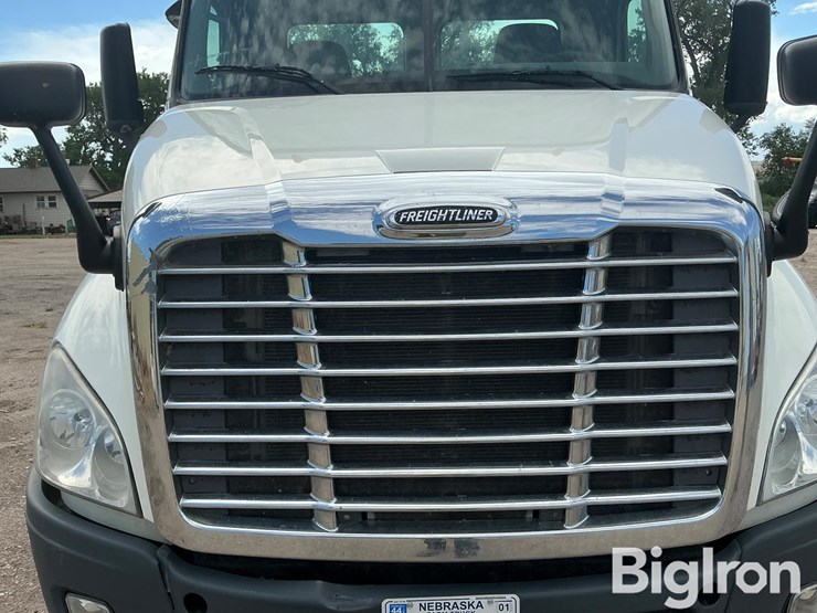 2012-freightliner-cascadia-113-image-12