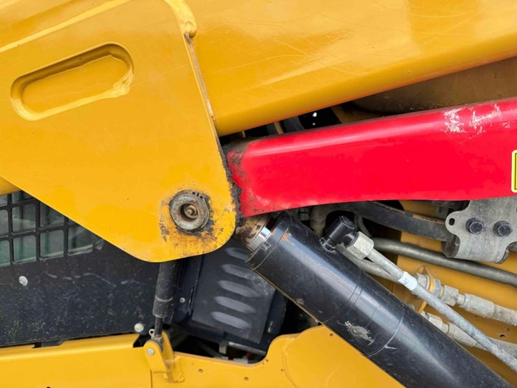 2022-caterpillar-299d3-image-31