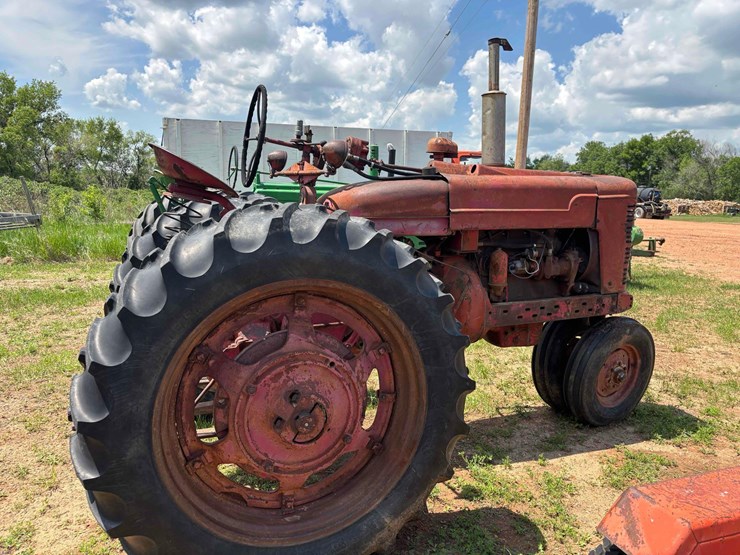 ih-m-tractor-image-4
