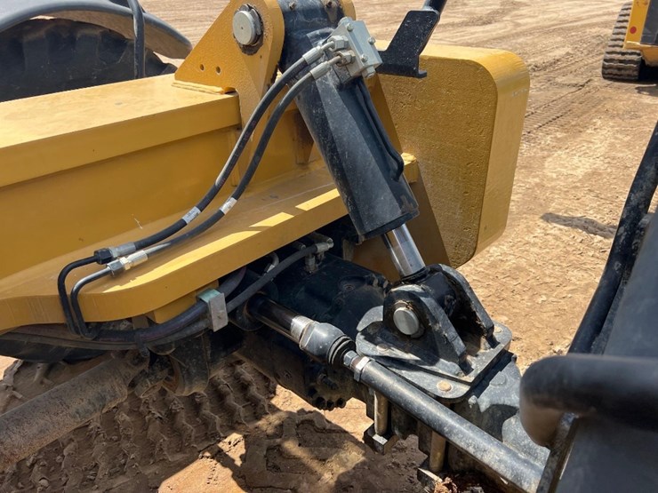 2013-caterpillar-tl943c-image-25
