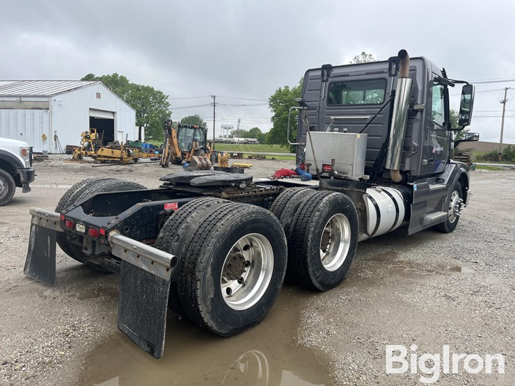2014-volvo-vnl42t300-image-5