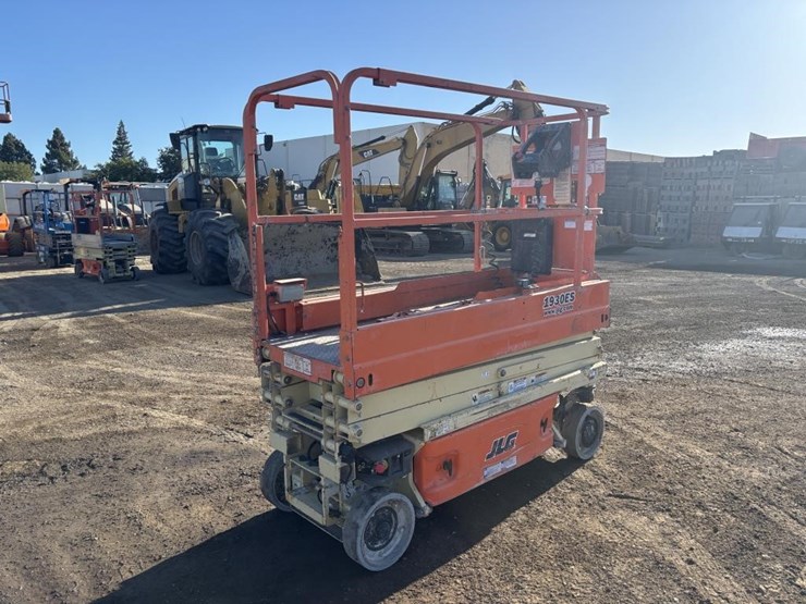2015-jlg-1930es-image-3