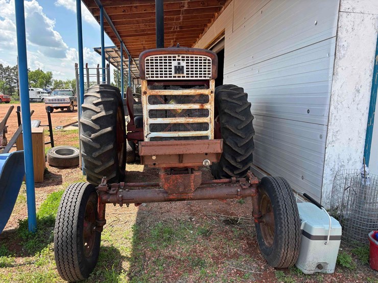 farmall-560-tractor-image-3