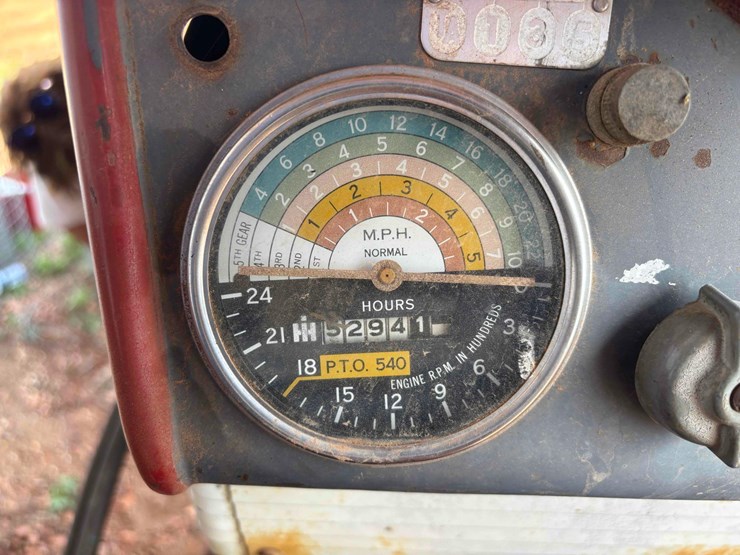 farmall-560-tractor-image-6