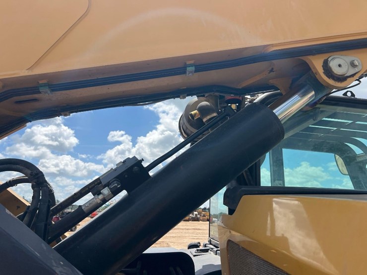 2013-caterpillar-tl943c-image-22