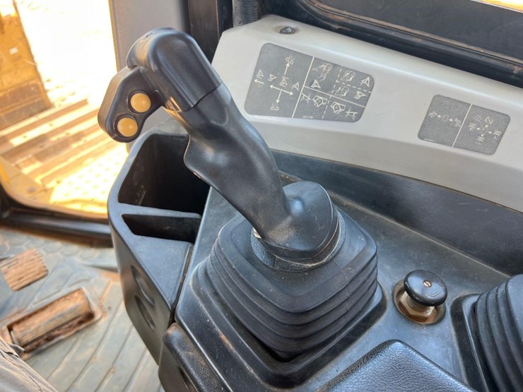 2015-caterpillar-d6t-lgp-image-31