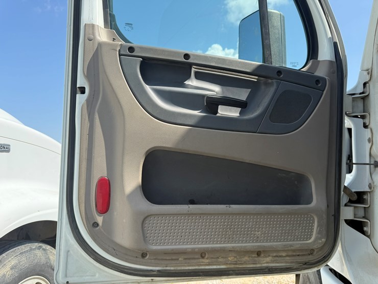 2014-freightliner-cascadia-125-image-33