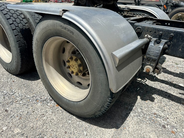 1998-peterbilt-379-image-11