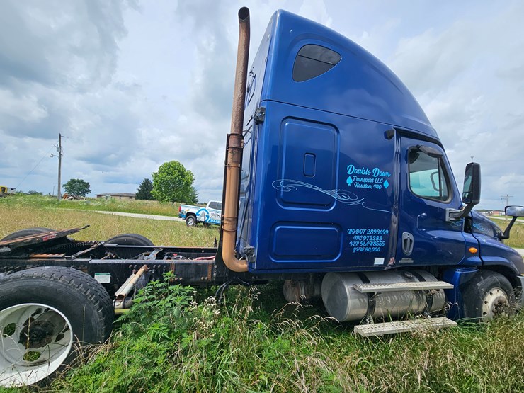 2009-freightliner-cascadia-125-image-23