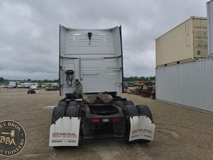 2014-volvo-vnl64t670-image-4