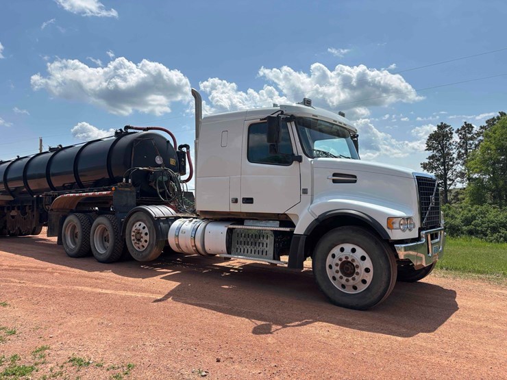 2014-volvo-vhd-semi-image-4