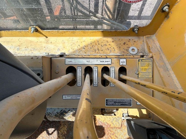 2010-caterpillar-cm1210106-rought-terrain-forklift-image-35