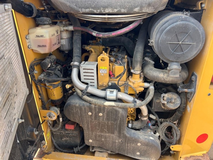 2020-caterpillar-242d3-image-15