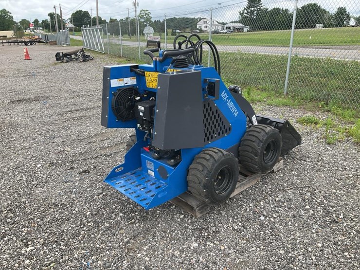 #1040-•-used-4-wheel-mini-skid-loader-image-4
