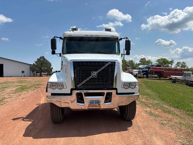 2014-volvo-vhd-semi-image-3
