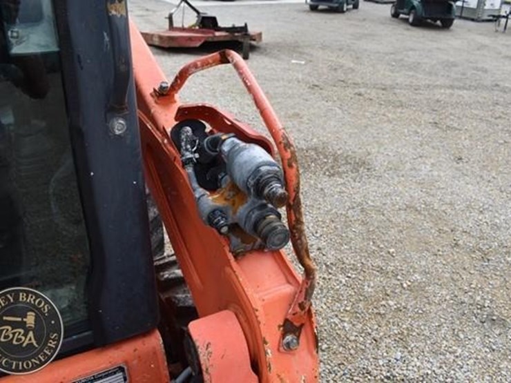 2017-kubota-ssv65-image-37