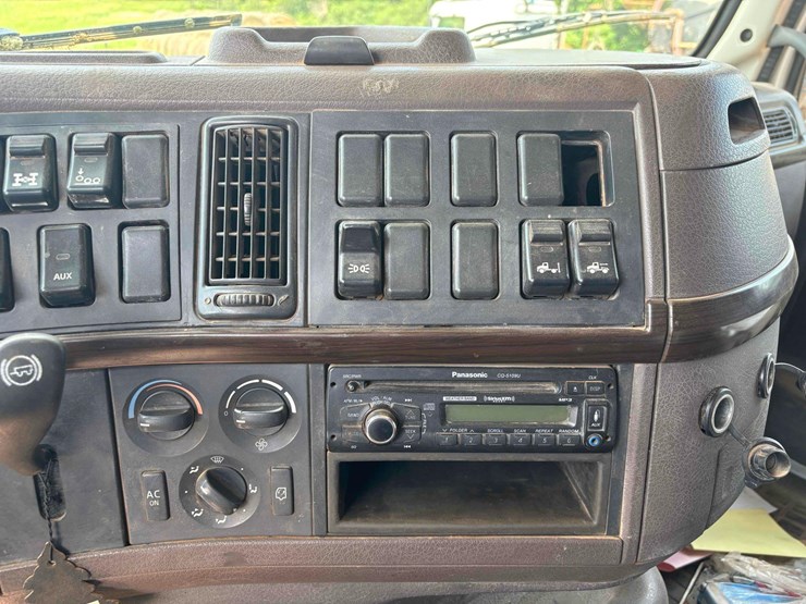 2014-volvo-vhd-semi-image-11