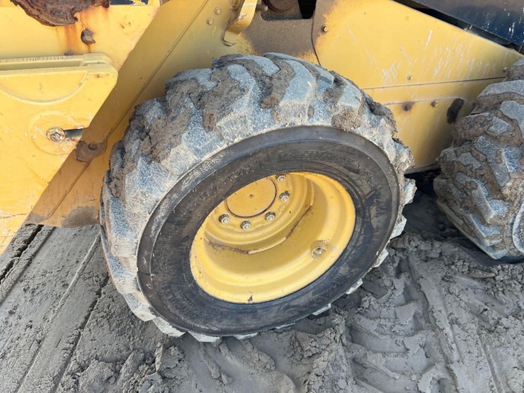 2014-caterpillar-242d-image-11