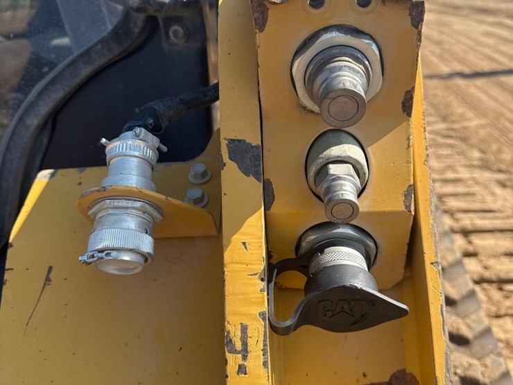 2022-caterpillar-259d3-image-25