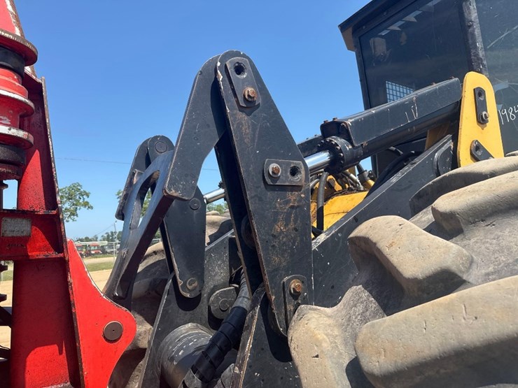 2015-caterpillar-573c-image-15
