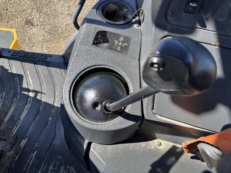 2020-deere-410l-image-38