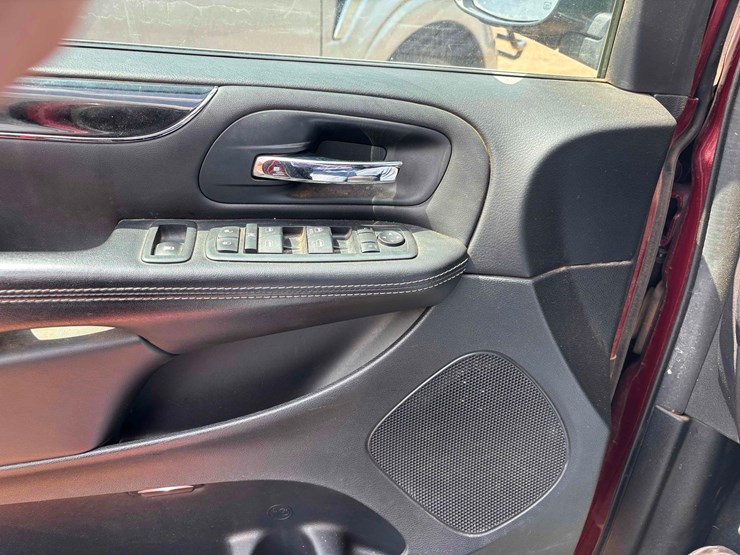 2014-chrysler-van-image-11