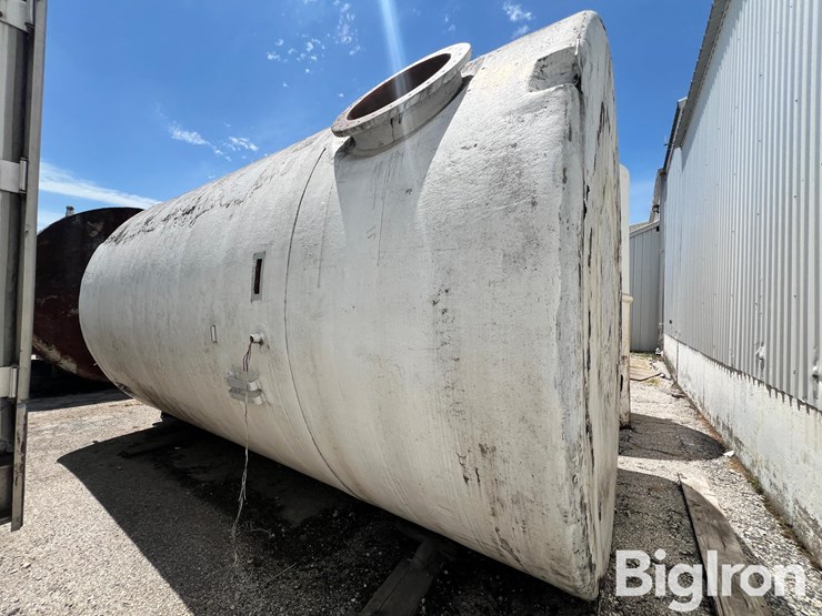 8,000-gallon-(approx.)-fiberglass-liquid-feed-storage-tank-image-1