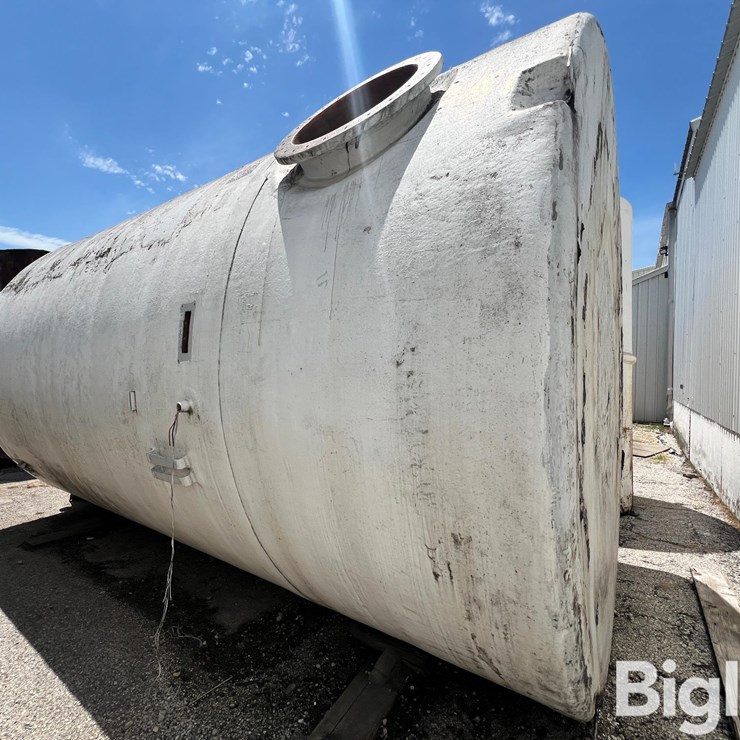 8,000-Gallon (Approx.) Fiberglass Liquid Feed Storage Tank