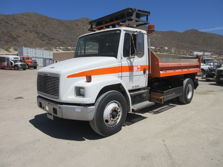 2001-freightliner-fl70-image-1