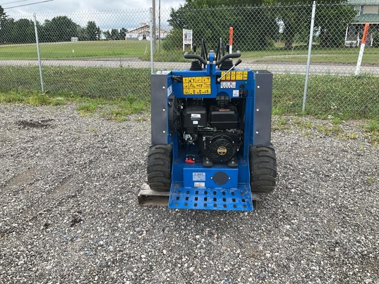 #1040-•-used-4-wheel-mini-skid-loader-image-3