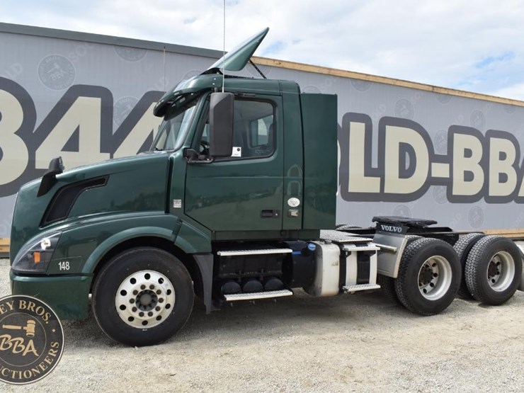 2017-volvo-vnl64t300-image-2