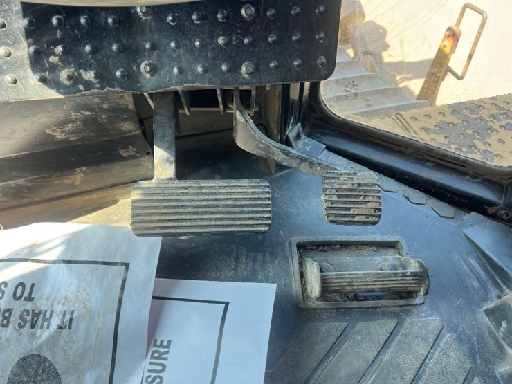 2018-caterpillar-d8t-image-43