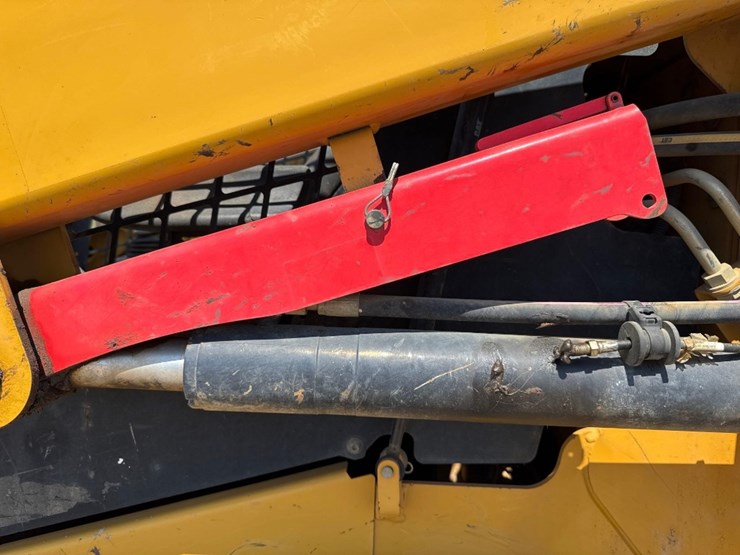 2020-caterpillar-279d3-image-16