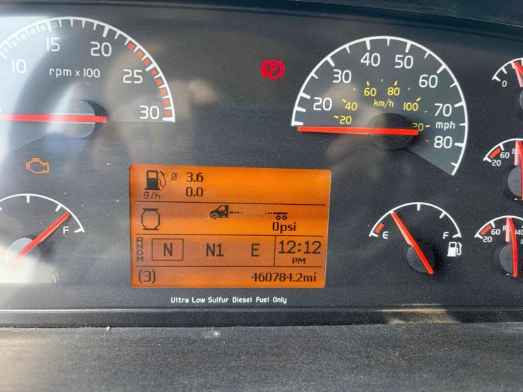 2014-volvo-vhd-semi-image-14