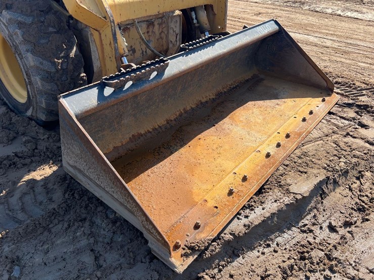 2014-caterpillar-242d-image-13