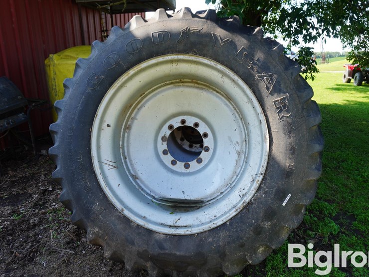 case-ih-7120-18.4r42-tires,-rims-&-10-bolt-dual-hubs-image-2