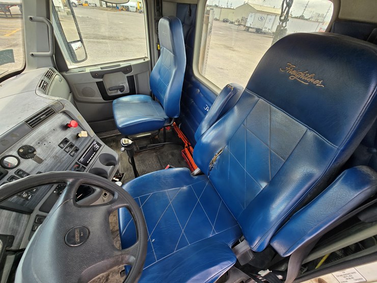 2013-freightliner-columbia-112-image-73