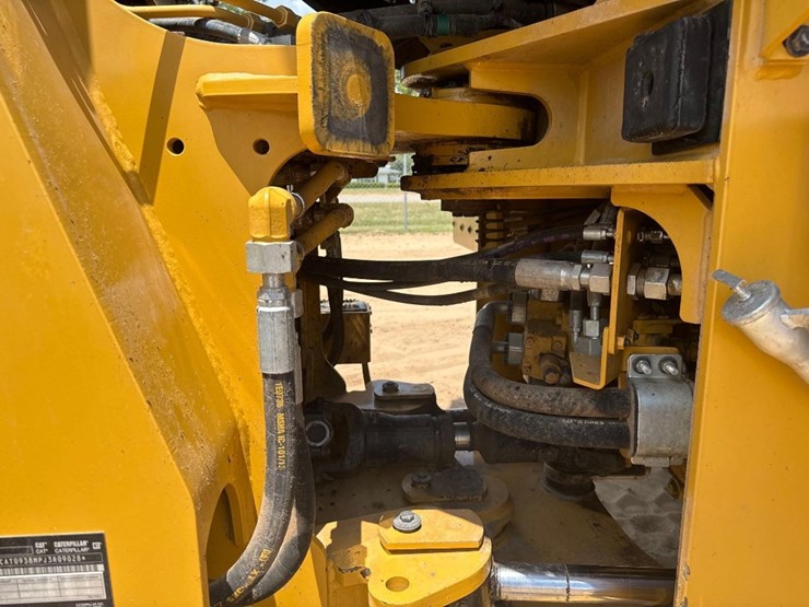 2020-caterpillar-938m-image-18