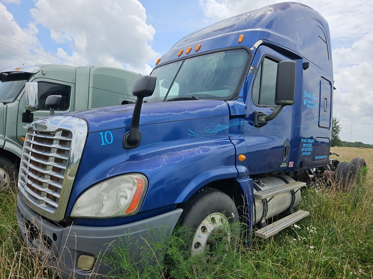 2009-freightliner-cascadia-125-image-1