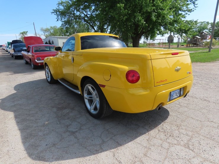 2004-chevrolet-ssr-pickup-image-8