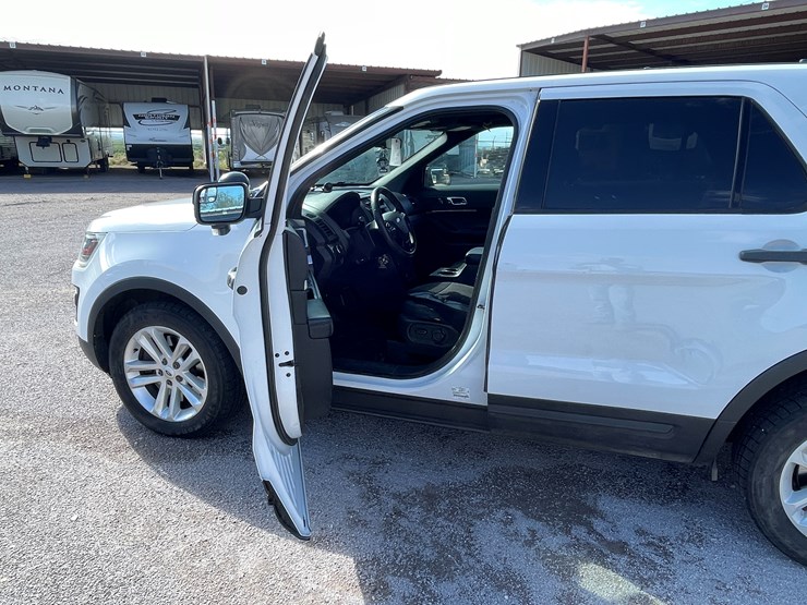 2018-ford-explorer-image-27