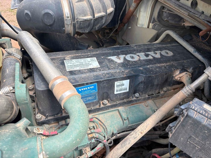 2014-volvo-vhd-semi-image-18