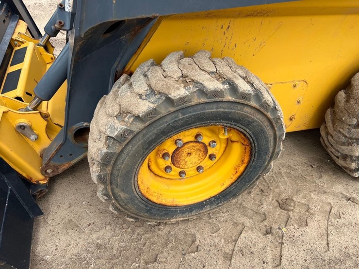 2022-deere-320g-image-9
