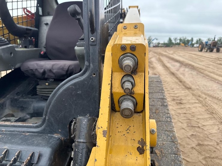 2018-caterpillar-239d-image-18
